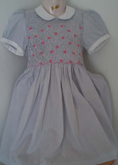 Petite robe classique 4 ans , à smocks , fines rayures bleues , avec petit col claudine et manches ballons