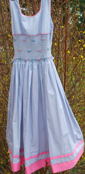 Jolie petite robe à smocks 8 ans , bleu , petit croisé dans le dos